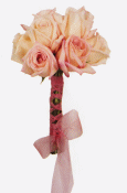 This bouquet of roses captures a sophisticated elegance.